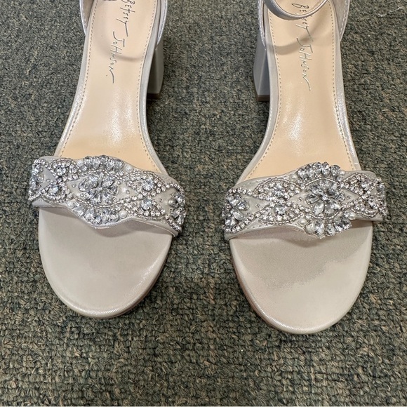 Betsey Johnson sz 8 wide 8W embellished toe strap block heel sandal formal party - Picture 3 of 12